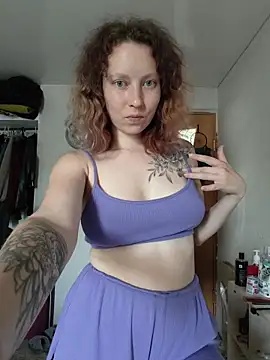 Snapshot of Frost_foxy chatting on July 7, 7:34 am Frost foxy online show from July 7, 7:34 am