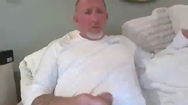 Snapshot of couple211 chatting on January 7, 2:58 am couple211 online show from January 7, 2:58 am