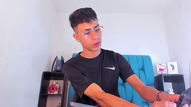 Snapshot of AlanNaughty chatting on January 19, 2:06 pm AlanNaughty online show from January 19, 2:06 pm