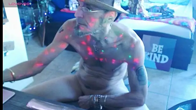 Snapshot of mycock2474u chatting on March 17, 4:33 pm mycock2474u online show from March 17, 4:33 pm