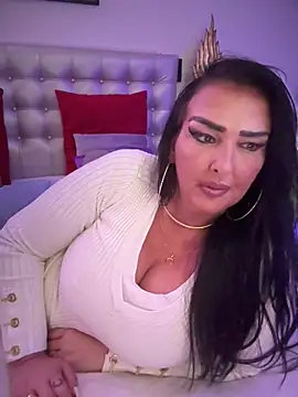 Snapshot of TiffanyRoxx chatting on February 26, 7:13 pm TiffanyRoxx online show from February 26, 7:13 pm