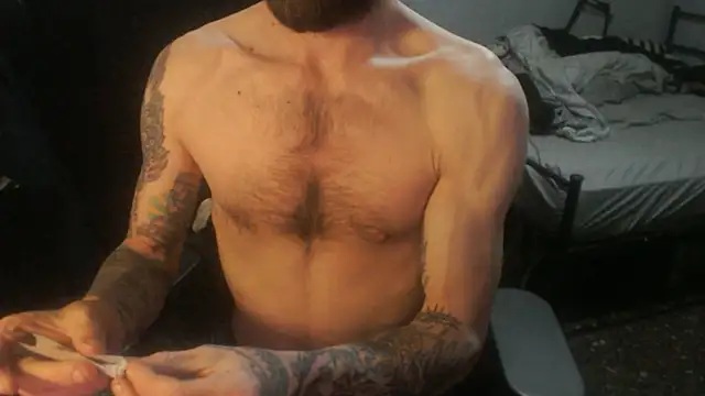 Snapshot of SexxxyLouis chatting on March 16, 8:46 pm SexxxyLouis online show from March 16, 8:46 pm