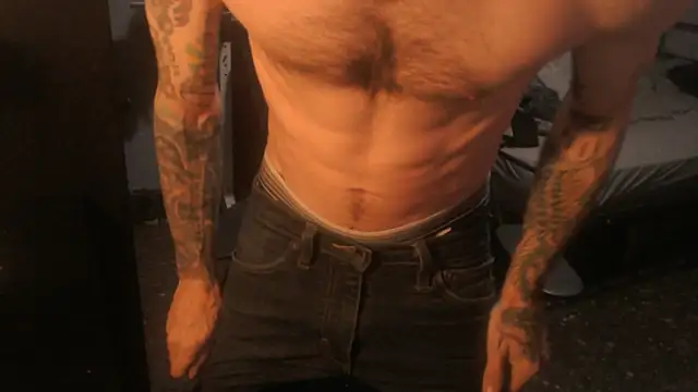 Snapshot of SexxxyLouis chatting on April 2, 7:22 pm SexxxyLouis online show from April 2, 7:22 pm