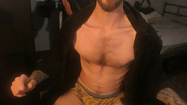 Snapshot of SexxxyLouis chatting on April 5, 9:39 am SexxxyLouis online show from April 5, 9:39 am