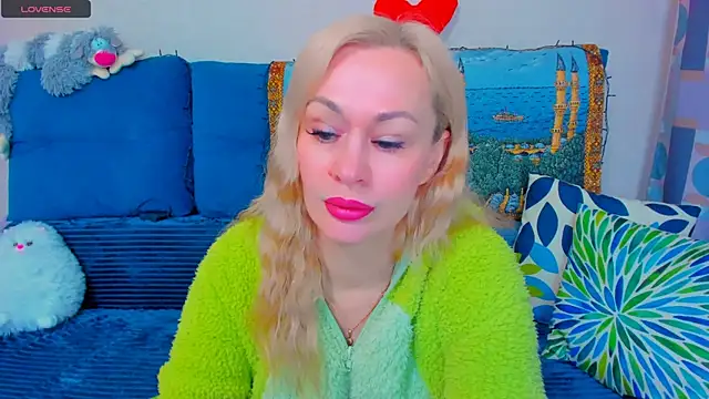 EllenMoore online show from December 19, 5:40 am