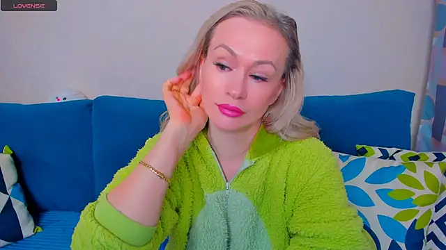 EllenMoore online show from October 17, 3:10 am