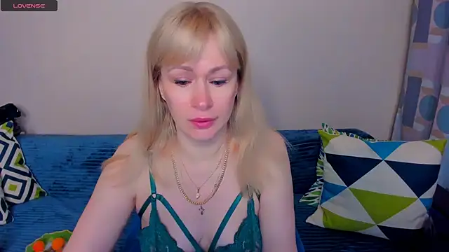 Snapshot of EllenMoore chatting on June 10, 3:50 am EllenMoore online show from June 10, 3:50 am