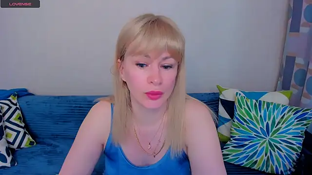 Snapshot of EllenMoore chatting on June 11, 3:04 am EllenMoore online show from June 11, 3:04 am