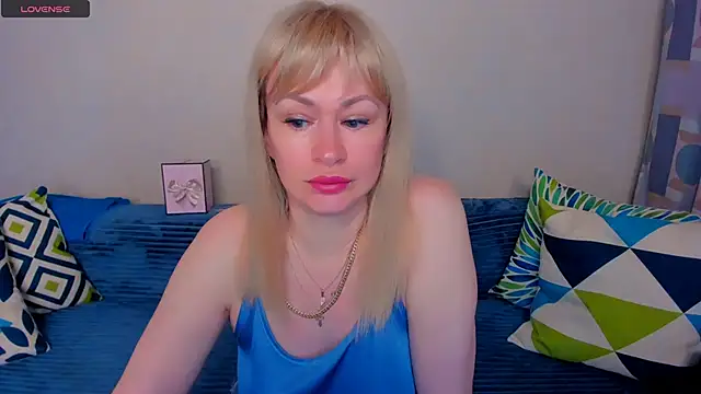Snapshot of EllenMoore chatting on June 12, 3:05 am EllenMoore online show from June 12, 3:05 am