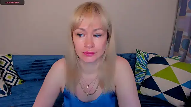 Snapshot of EllenMoore chatting on June 17, 3:09 am EllenMoore online show from June 17, 3:09 am