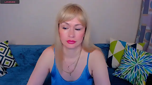 Snapshot of EllenMoore chatting on June 22, 3:25 am EllenMoore online show from June 22, 3:25 am
