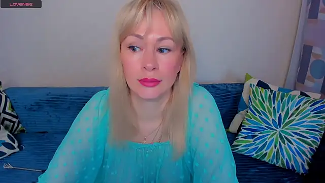 Snapshot of EllenMoore chatting on June 28, 3:12 am EllenMoore online show from June 28, 3:12 am