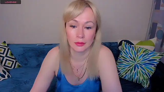 Snapshot of EllenMoore chatting on June 29, 3:02 am EllenMoore online show from June 29, 3:02 am
