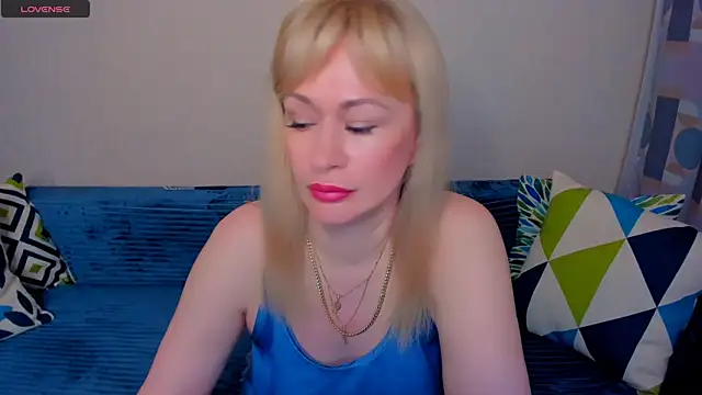Snapshot of EllenMoore chatting on June 30, 3:07 am EllenMoore online show from June 30, 3:07 am