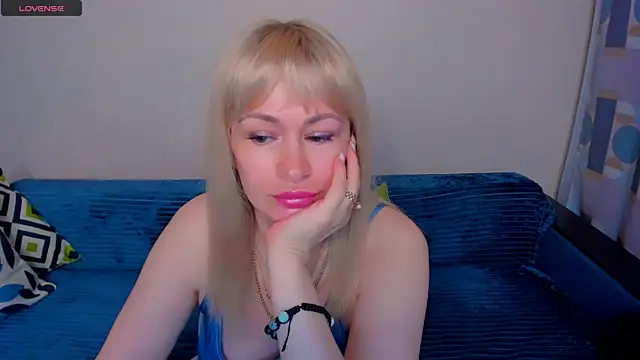 Snapshot of EllenMoore chatting on July 5, 4:30 am EllenMoore online show from July 5, 4:30 am