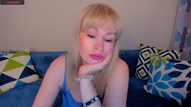 Snapshot of EllenMoore chatting on July 25, 3:04 am EllenMoore online show from July 25, 3:04 am