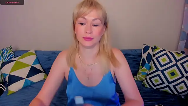 Snapshot of EllenMoore chatting on July 29, 3:04 am EllenMoore online show from July 29, 3:04 am