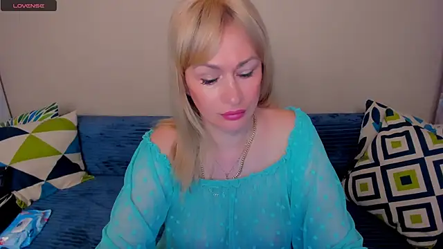 Snapshot of EllenMoore chatting on August 1, 3:06 am EllenMoore online show from August 1, 3:06 am