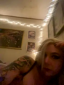 Heavenleigh33 online show from December 3, 8:45 am