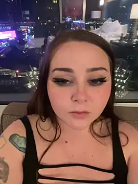 Snapshot of Kira_tattoo chatting on February 22, 4:18 am Kira tattoo online show from February 22, 4:18 am