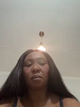 Snapshot of Bootyliciouse21X chatting on February 21, 9:27 pm Bootyliciouse21X online show from February 21, 9:27 pm