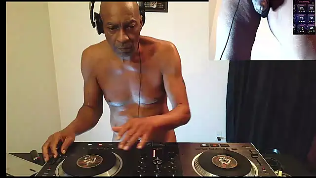 Snapshot of longdick4you8686 chatting on February 14, 1:24 am longdick4you8686 online show from February 14, 1:24 am