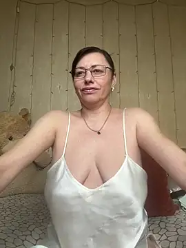 Snapshot of Amberhotqueen chatting on April 10, 10:42 am Amberhotqueen online show from April 10, 10:42 am