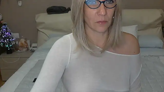 Snapshot of -K-- chatting on December 9, 4:47 pm -K-- online show from December 9, 4:47 pm