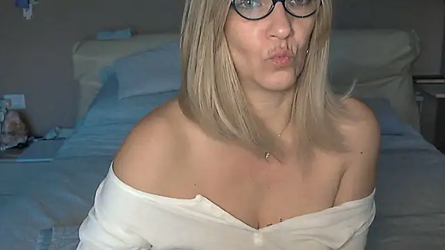 Snapshot of -K-- chatting on February 4, 3:26 pm -K-- online show from February 4, 3:26 pm