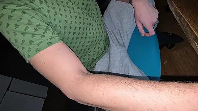 Snapshot of -luckybong- chatting on December 13, 10:02 pm -luckybong- online show from December 13, 10:02 pm