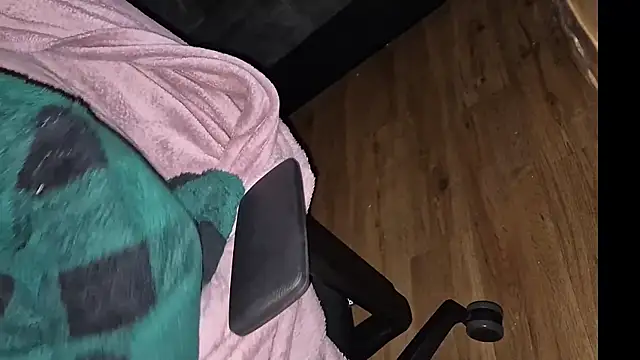 Snapshot of -luckybong- chatting on March 9, 9:14 pm -luckybong- online show from March 9, 9:14 pm