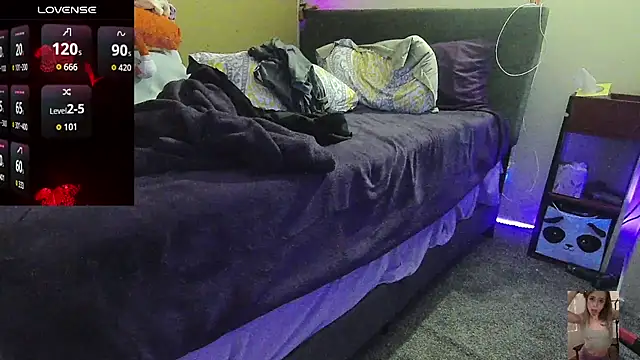 Blondiewithanass online show from March 15, 5:24 am