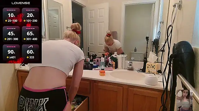 Snapshot of Blondiewithanass chatting on May 5, 1:57 am Blondiewithanass online show from May 5, 1:57 am