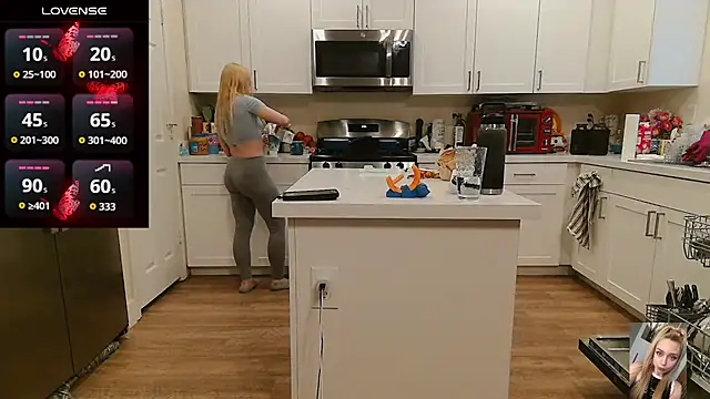 Snapshot of Blondiewithanass chatting on May 9, 1:38 pm Blondiewithanass online show from May 9, 1:38 pm