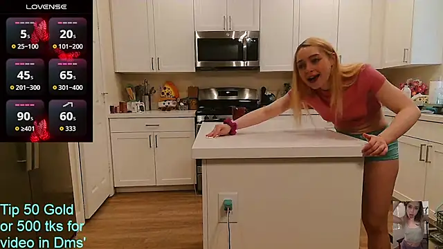 Blondiewithanass online show from June 24, 5:23 pm