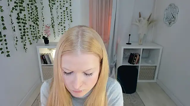 Laly Peach online show from December 4, 4:38 pm