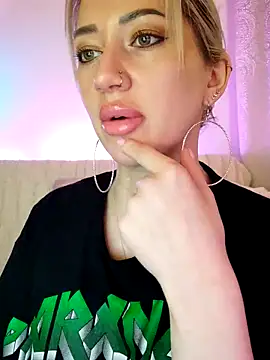 Snapshot of Fuck-Gina chatting on February 22, 1:40 am Fuck-Gina online show from February 22, 1:40 am