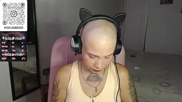 Snapshot of moon_cat85 chatting on March 6, 10:04 pm moon cat85 online show from March 6, 10:04 pm