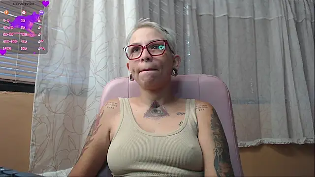 Snapshot of moon_cat85 chatting on June 23, 12:25 pm moon cat85 online show from June 23, 12:25 pm