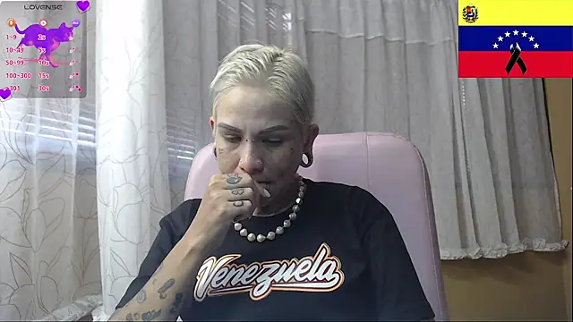 Snapshot of moon_cat85 chatting on June 26, 9:08 pm moon cat85 online show from June 26, 9:08 pm