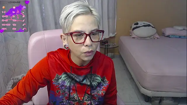 Snapshot of moon_cat85 chatting on July 8, 1:15 pm moon cat85 online show from July 8, 1:15 pm