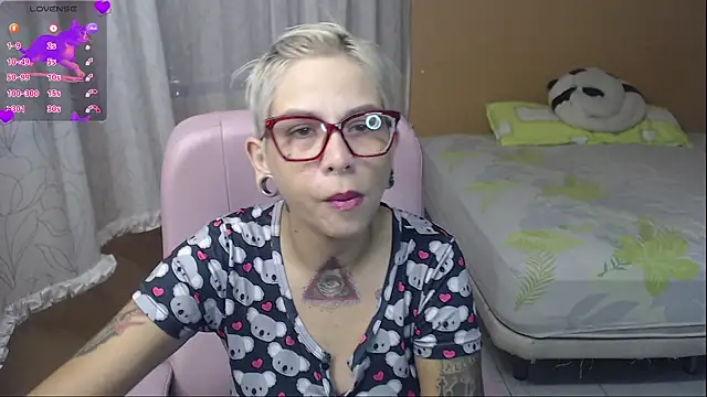 Snapshot of moon_cat85 chatting on July 15, 11:59 am moon cat85 online show from July 15, 11:59 am