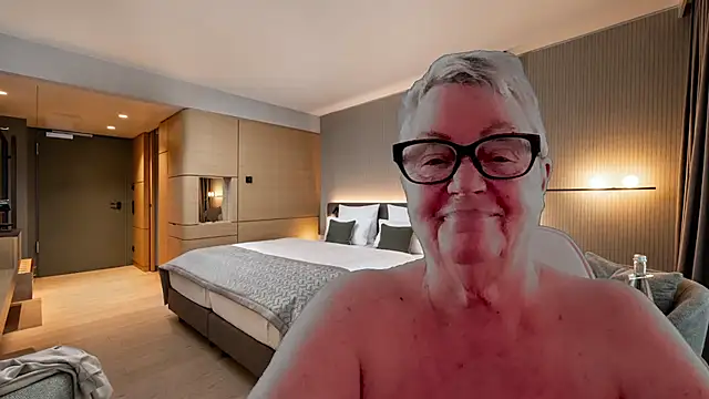 GrannyChrissy68 online show from January 11, 3:39 pm