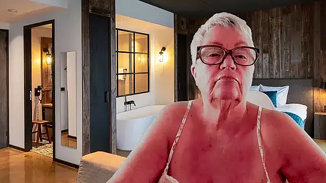 GrannyChrissy68 online show from February 5, 2:00 pm