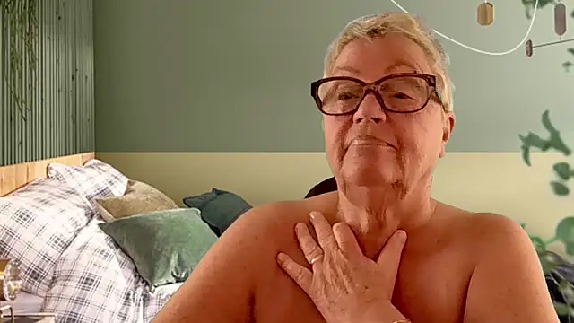 GrannyChrissy68 online show from March 10, 5:40 pm