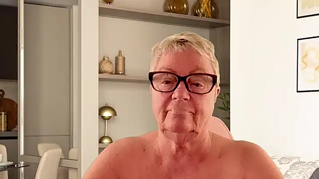 GrannyChrissy68 online show from April 11, 1:26 pm
