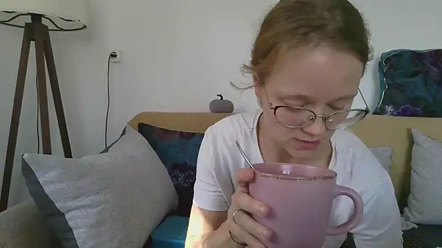 Snapshot of little-leni chatting on October 23, 9:52 am little-leni online show from October 23, 9:52 am