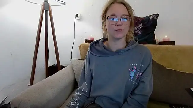 Snapshot of little-leni chatting on January 17, 9:18 pm little-leni online show from January 17, 9:18 pm