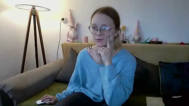 Snapshot of little-leni chatting on February 17, 8:11 am little-leni online show from February 17, 8:11 am