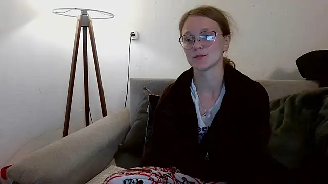 Snapshot of little-leni chatting on March 13, 9:21 pm little-leni online show from March 13, 9:21 pm